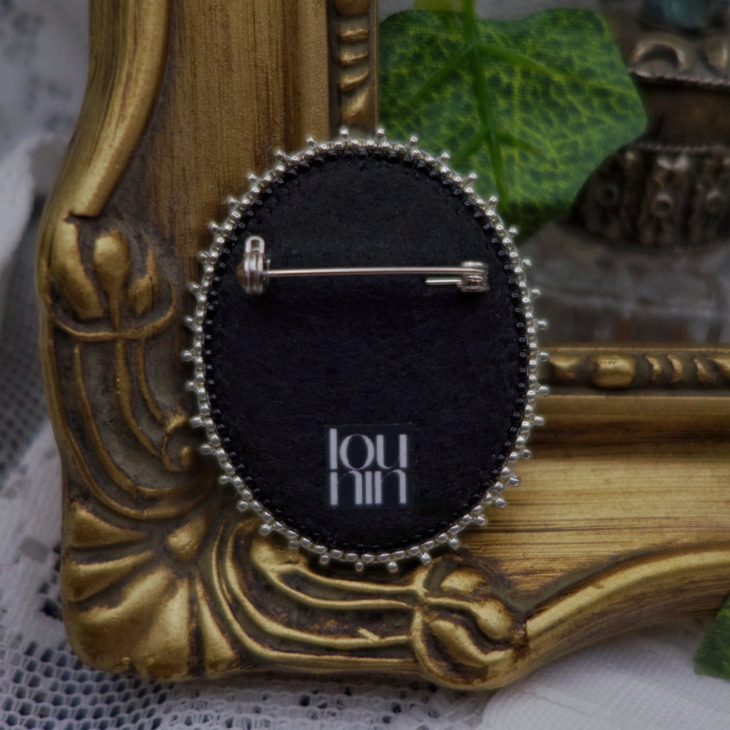 Broche clous et feuilles -- vide atelier