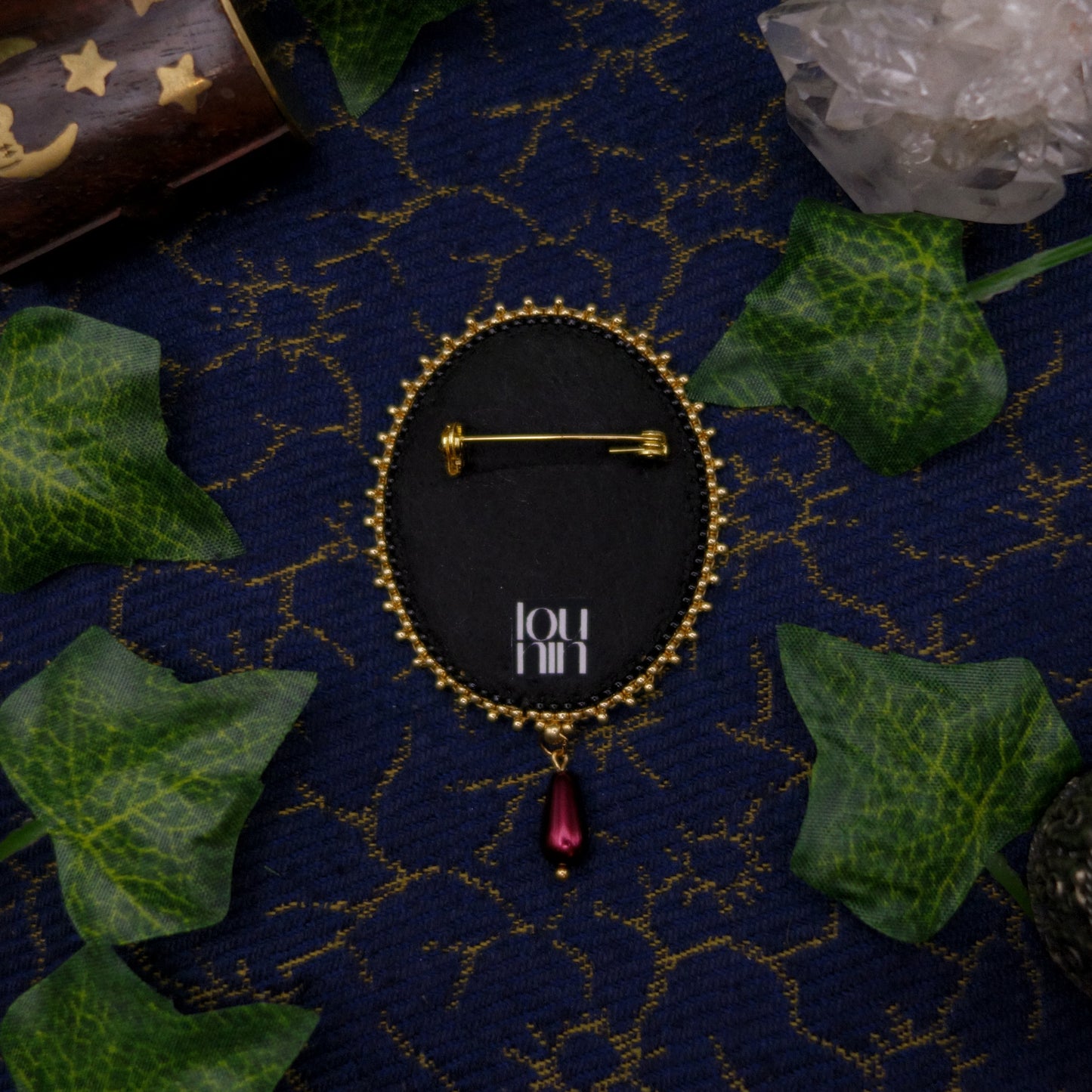 Broche mains feuillues