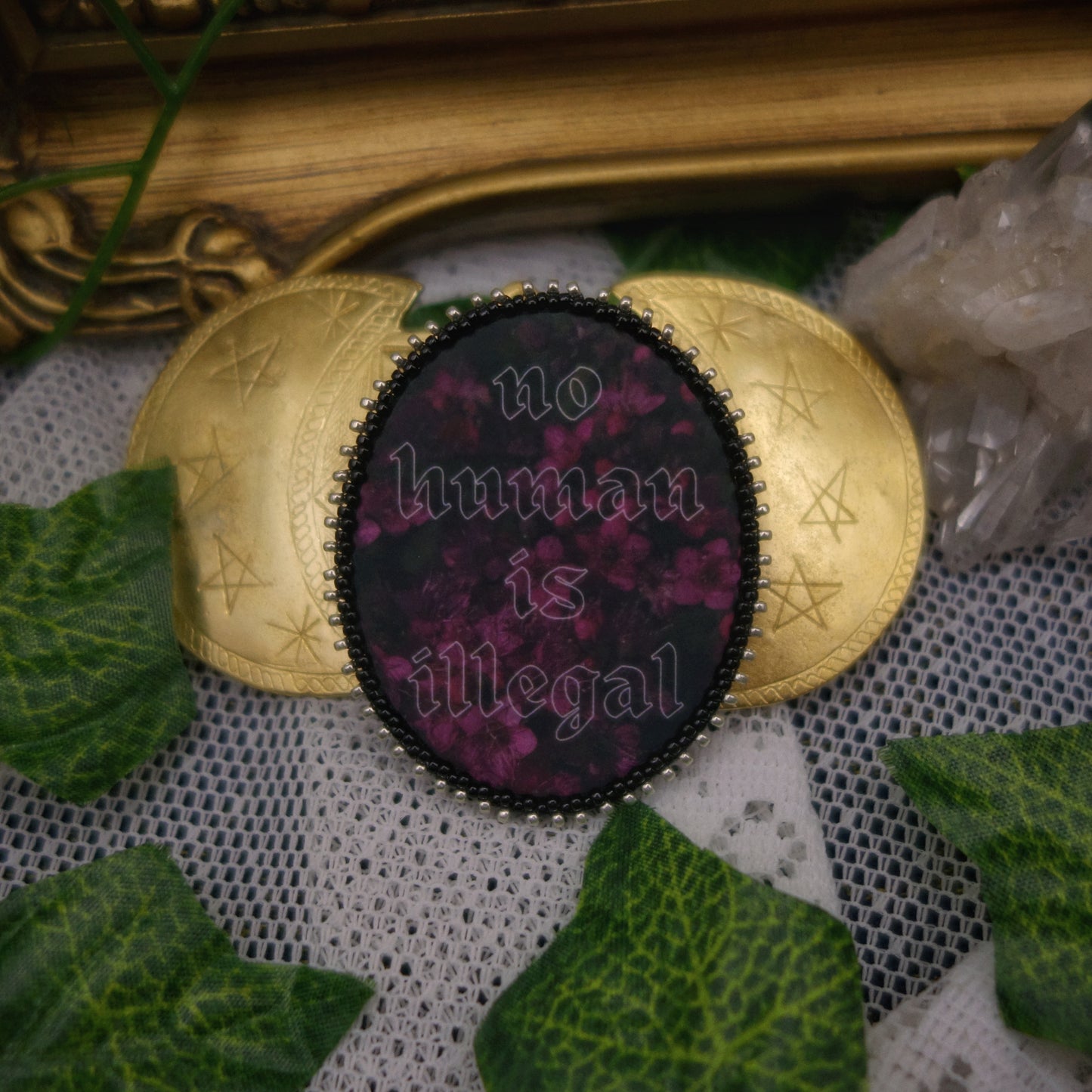 Broche "no human is illegal"