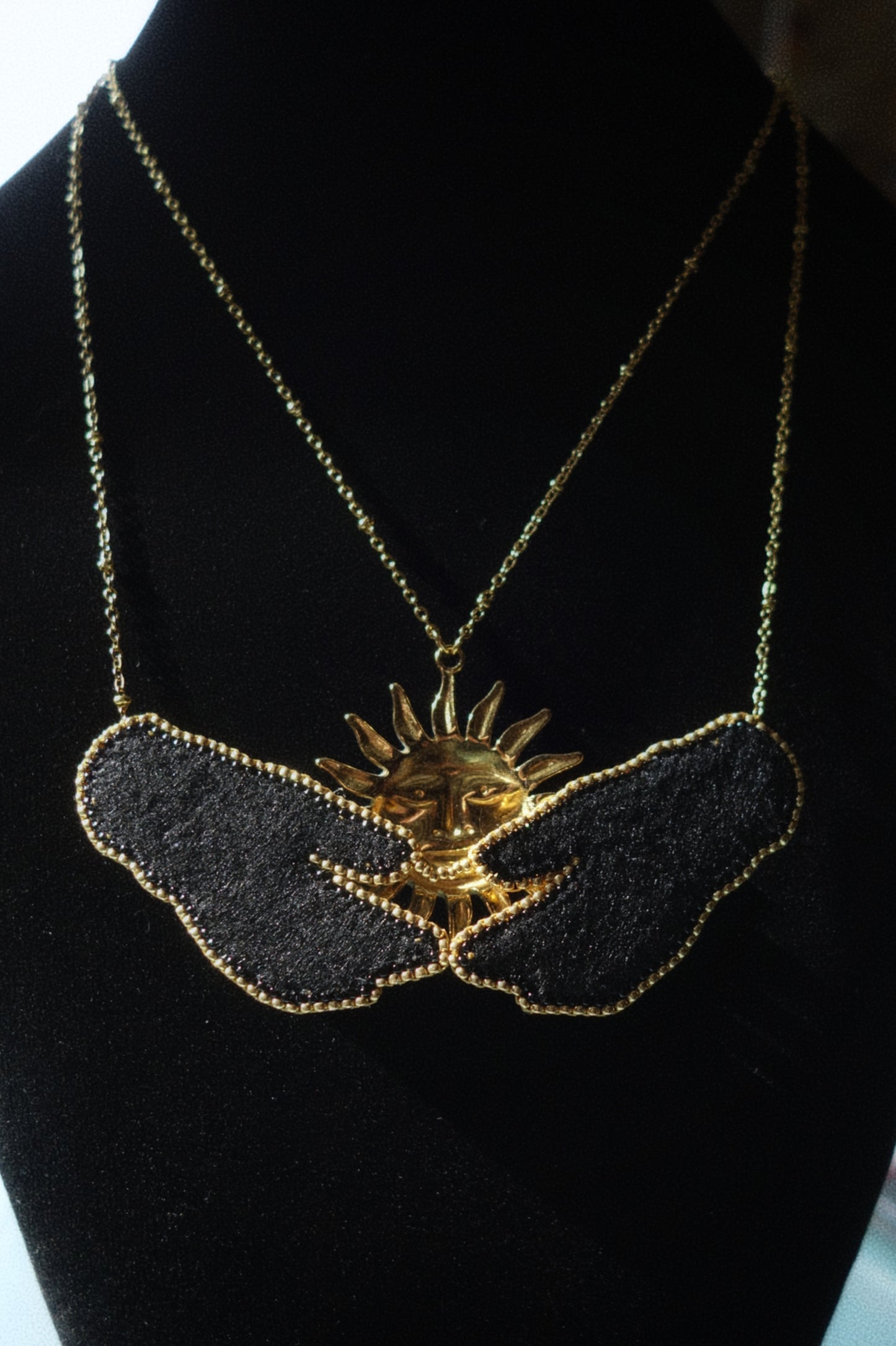 Collier soleil et mains