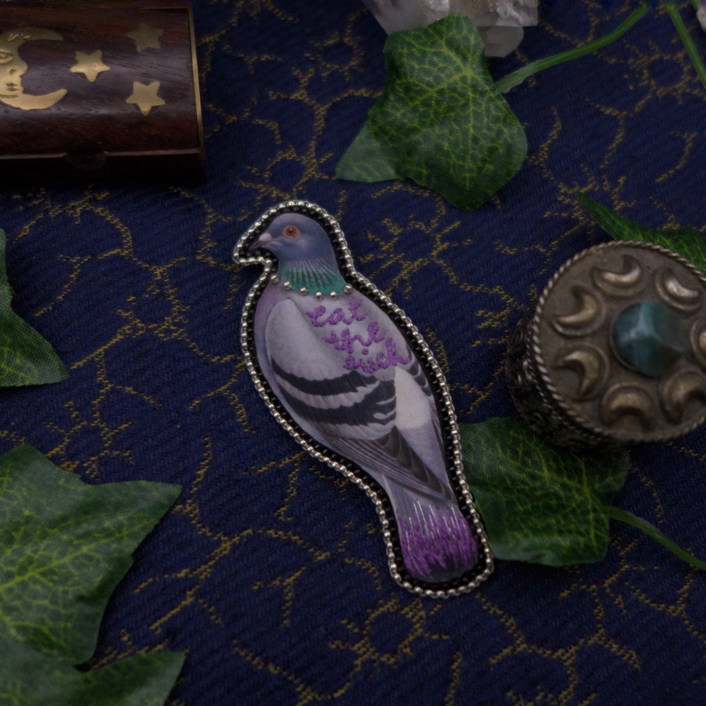 Broche pigeon "eat the rich"