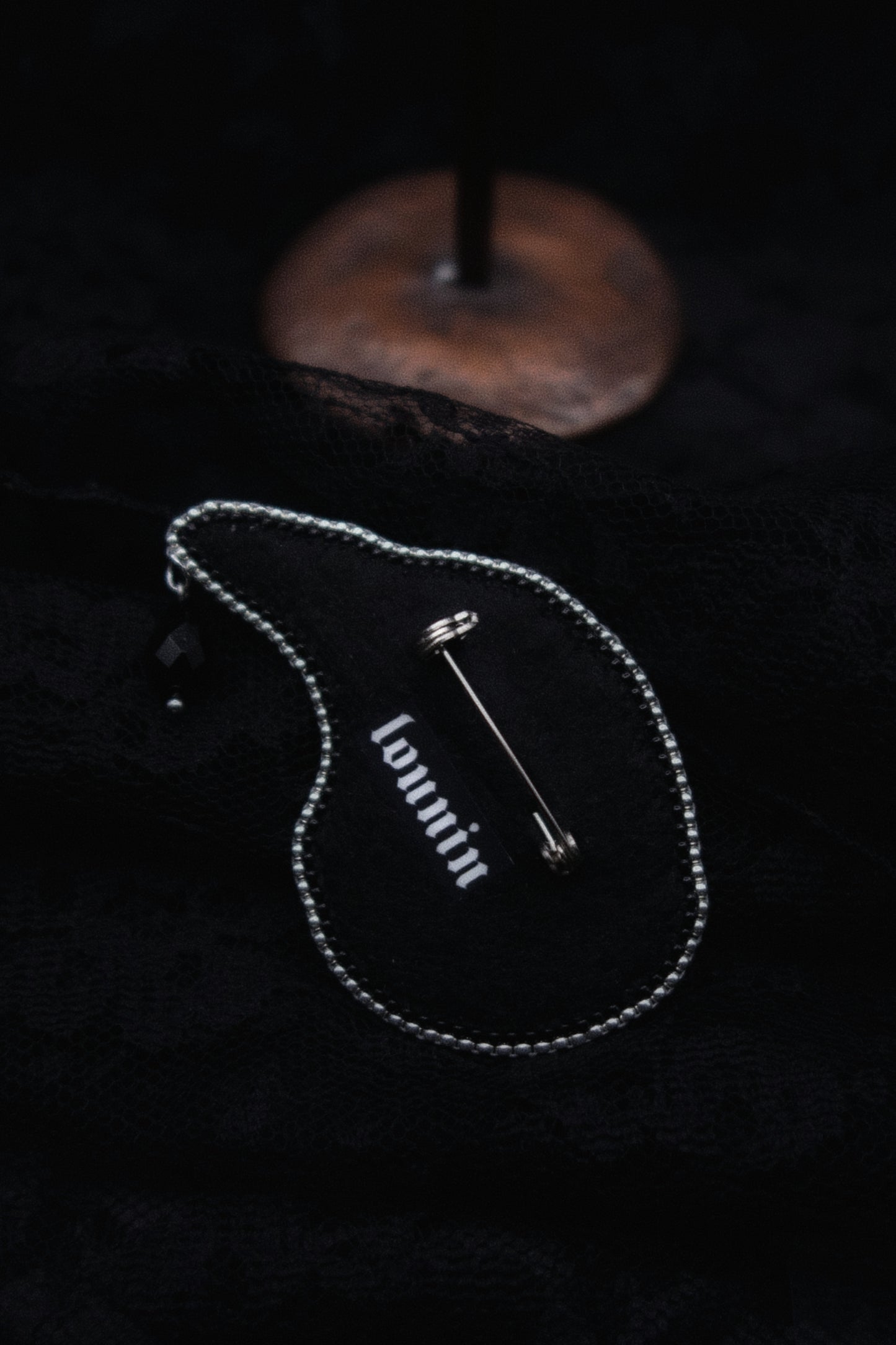 Broche tête de corbeau