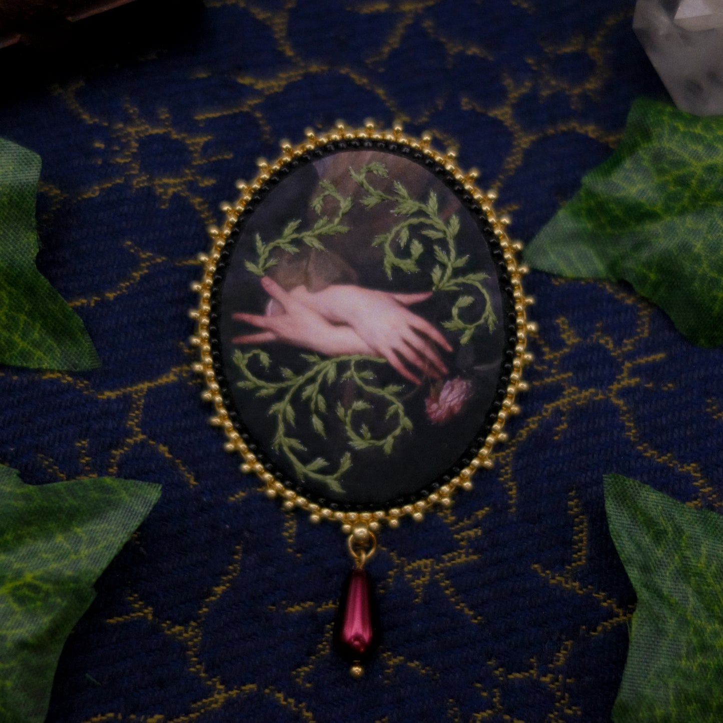 Broche mains feuillues