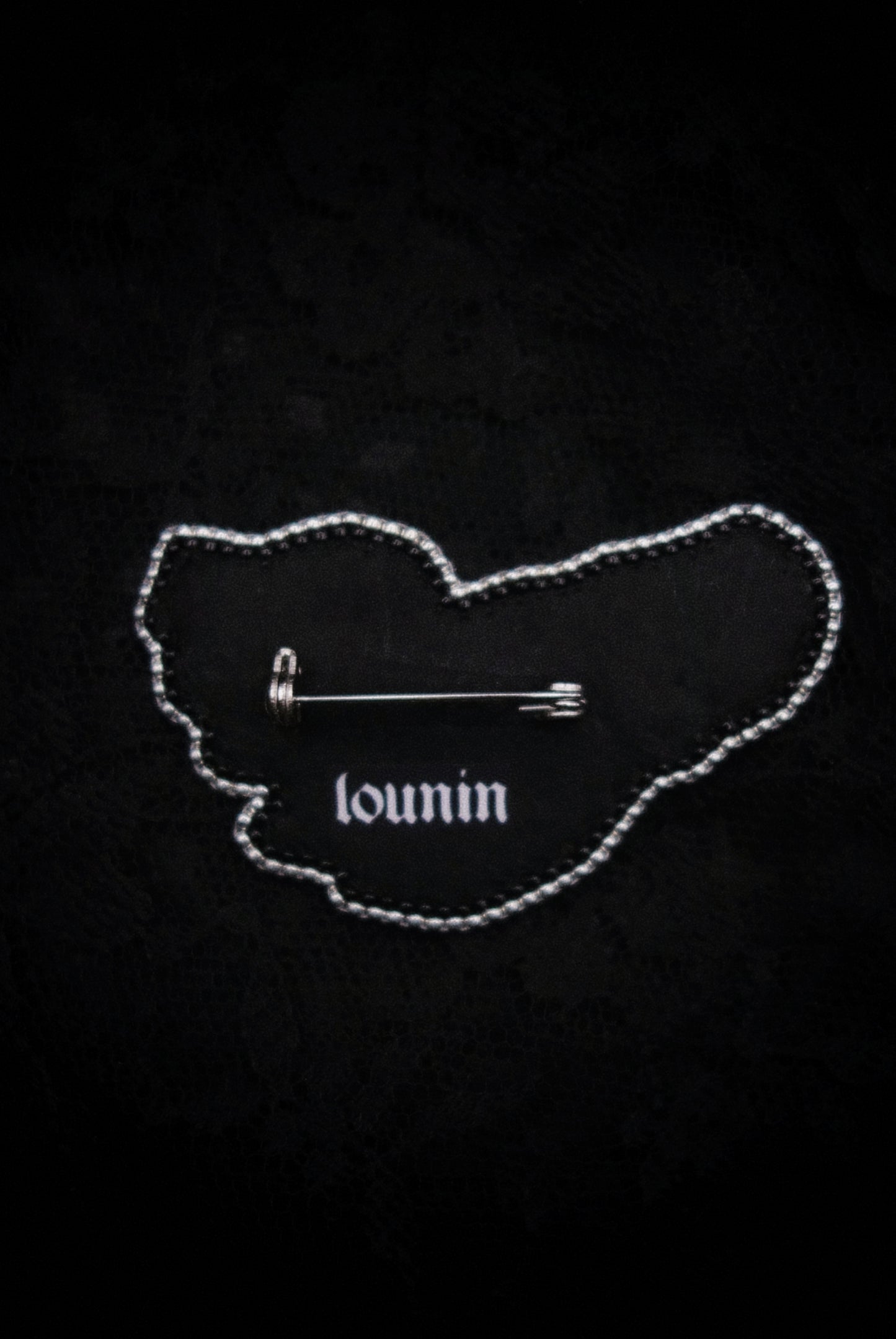 Broche main et cœur barbelé