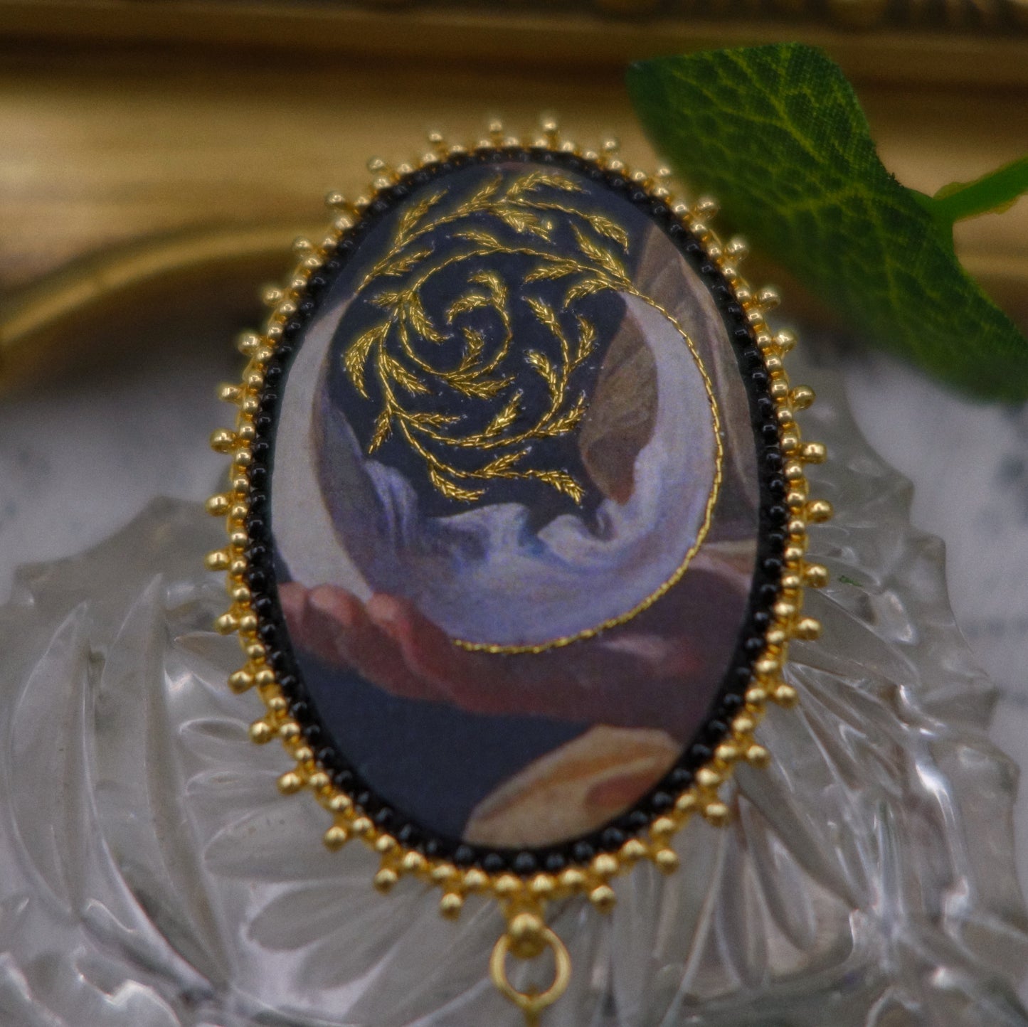Broche lune et feuilles