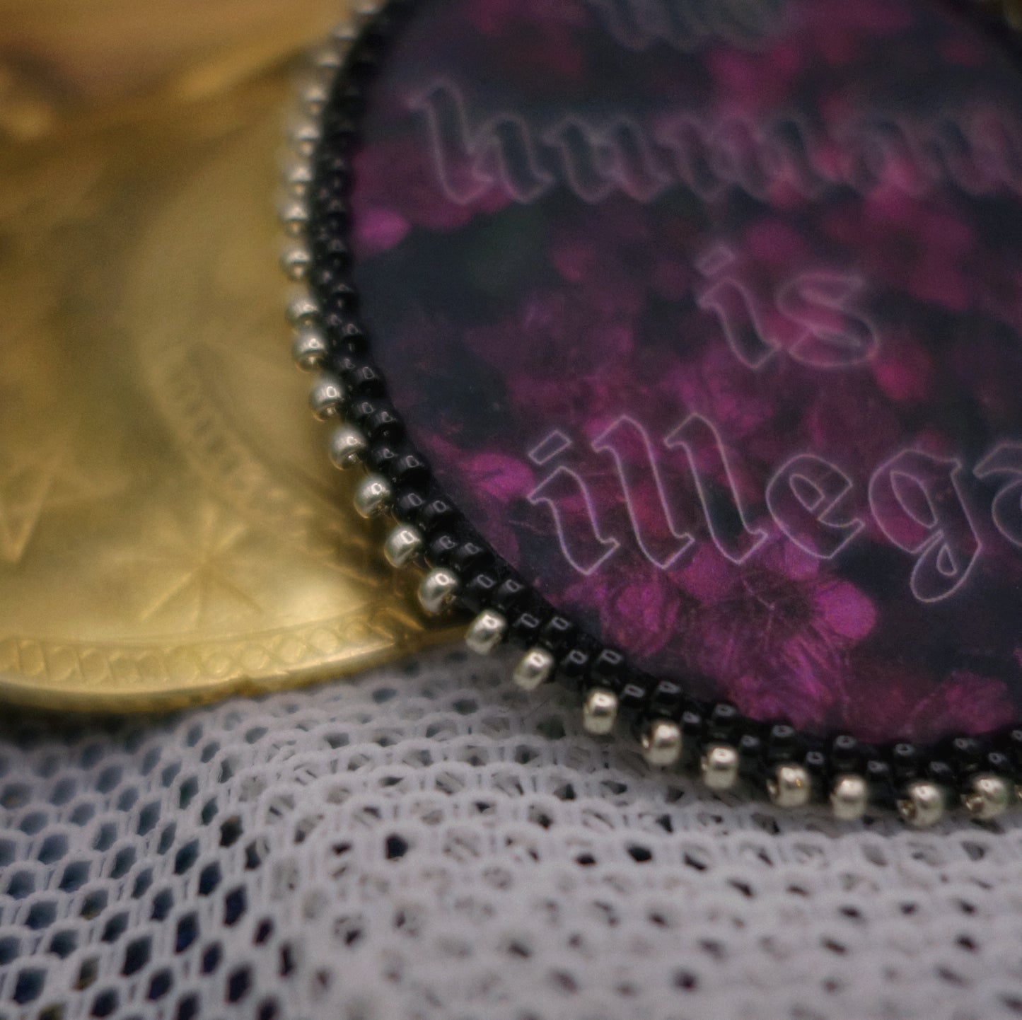 Broche "no human is illegal"