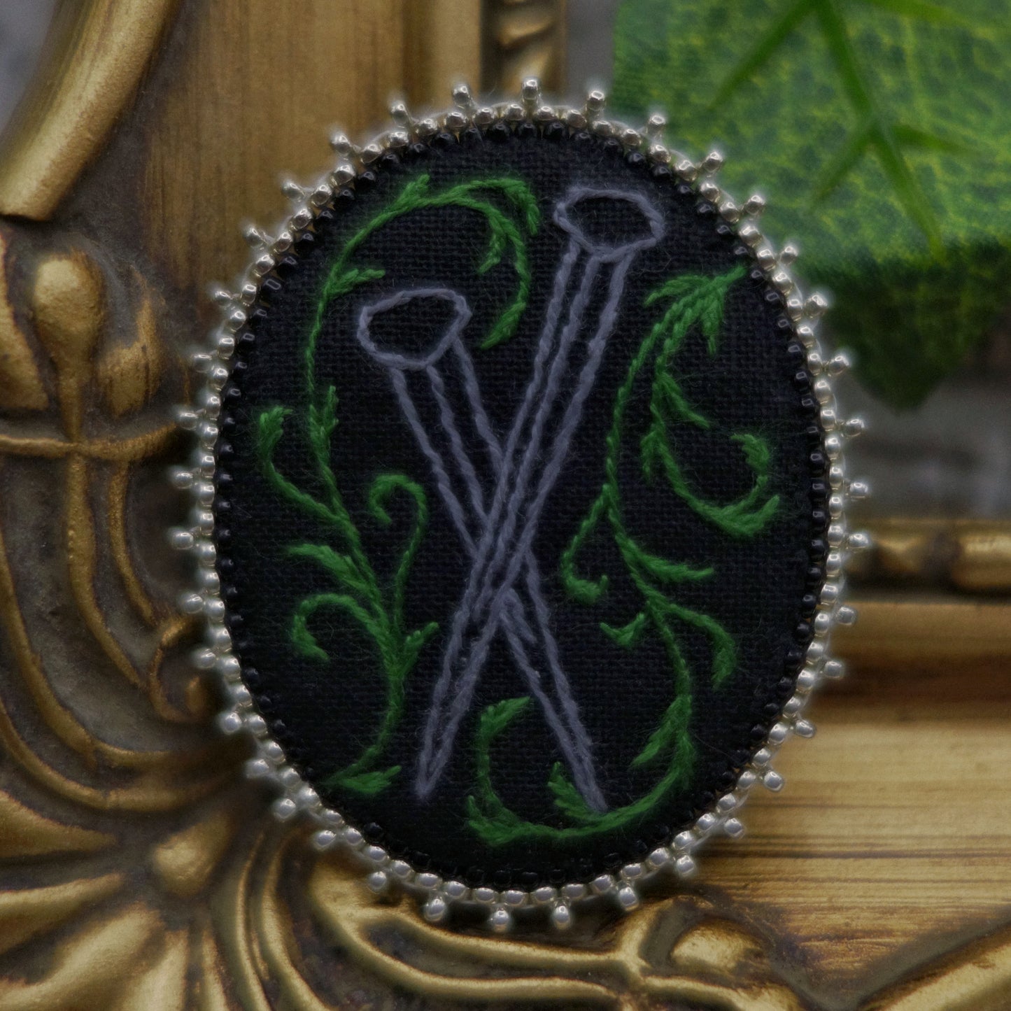 Broche clous et feuilles