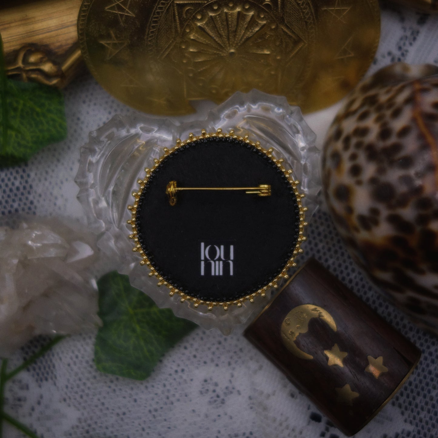 Broche nature morte