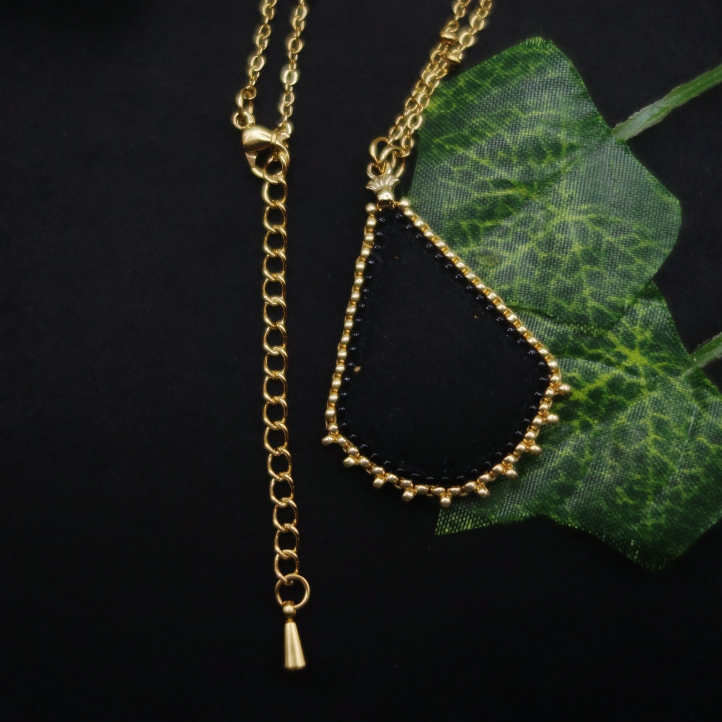 Collier fleur et papillon