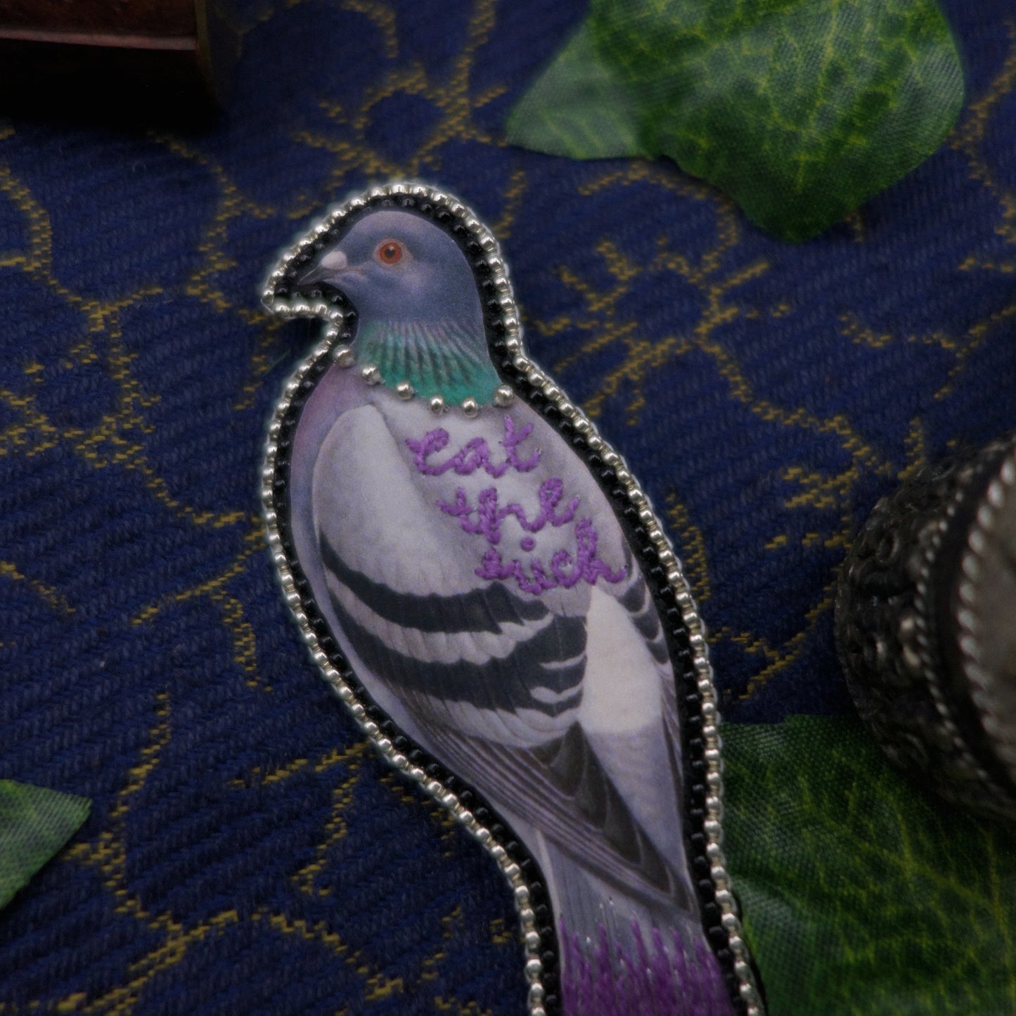 Broche pigeon "eat the rich"
