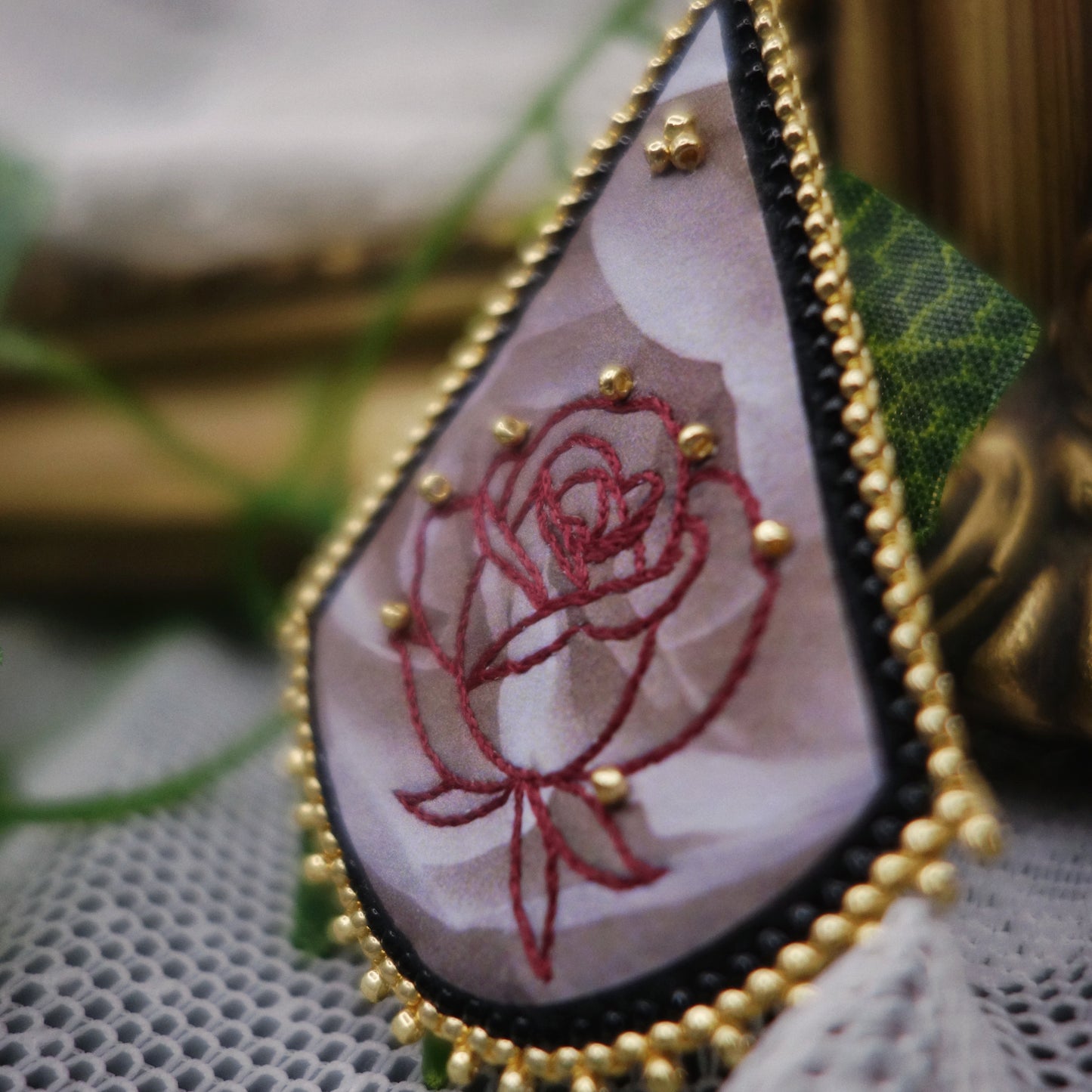 Broche rose -- vide atelier