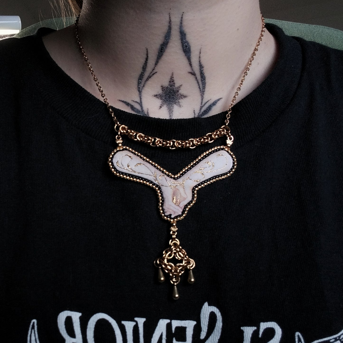 Collier mains