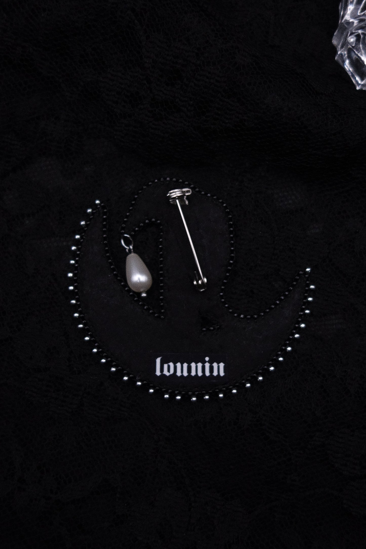 Broche corbeau sur la lune