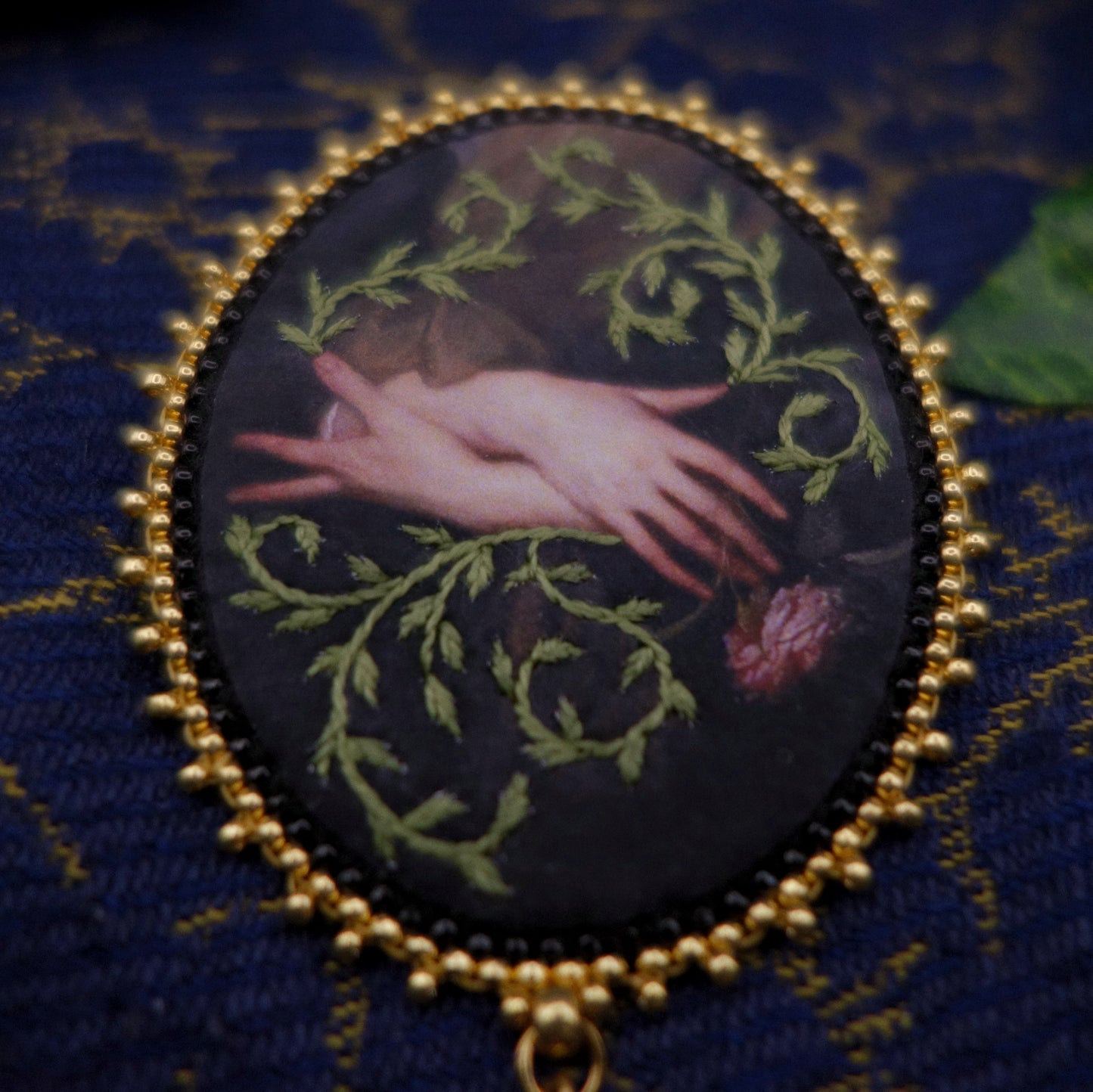 Broche mains feuillues