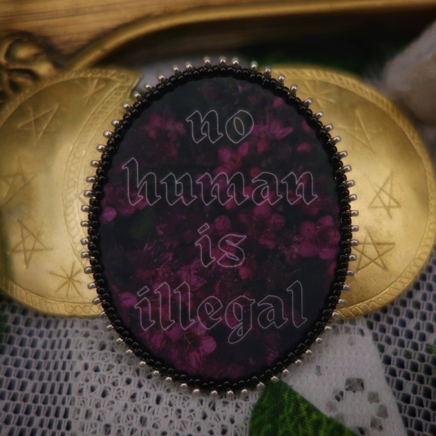 Broche "no human is illegal"