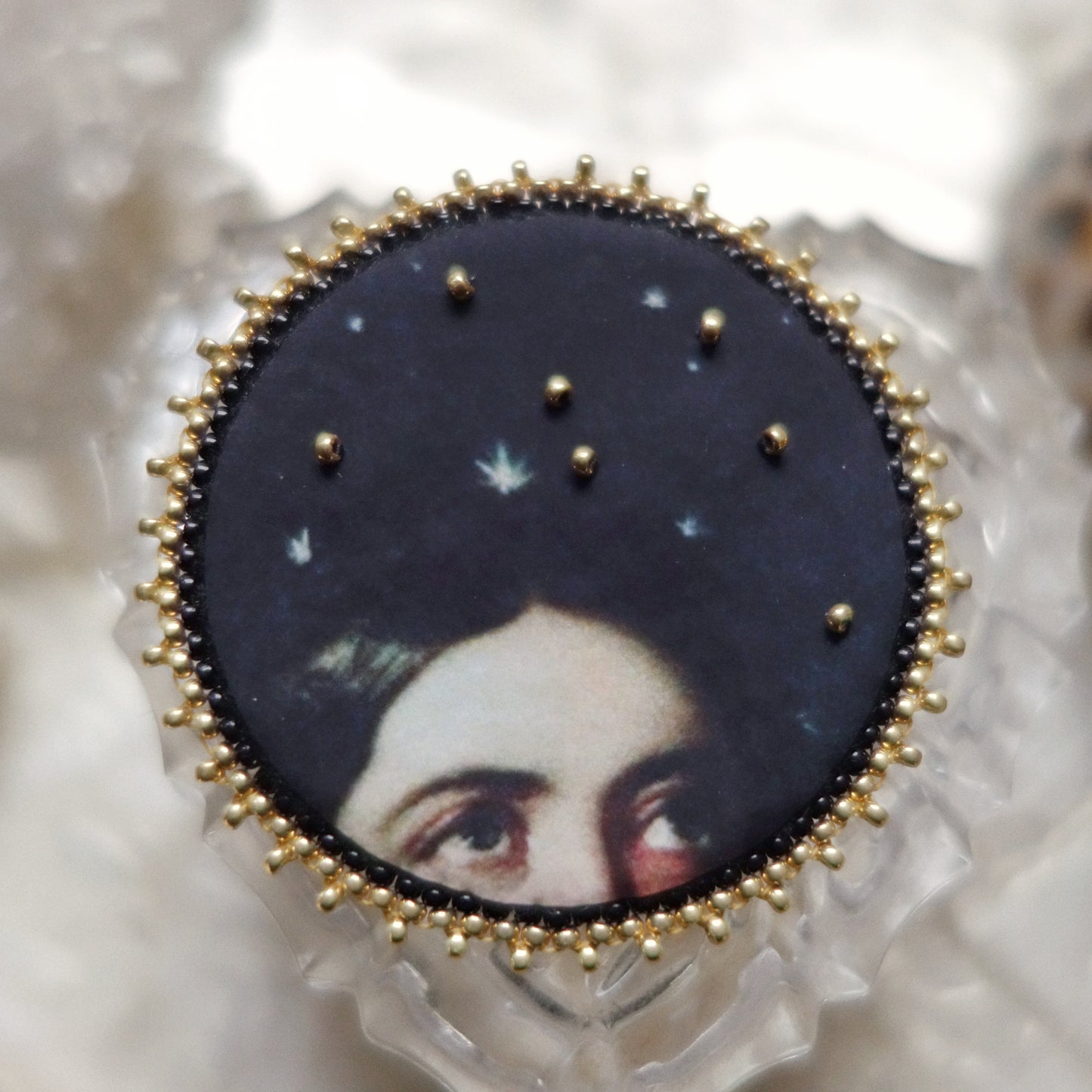 Broche yeux et ciel étoilé