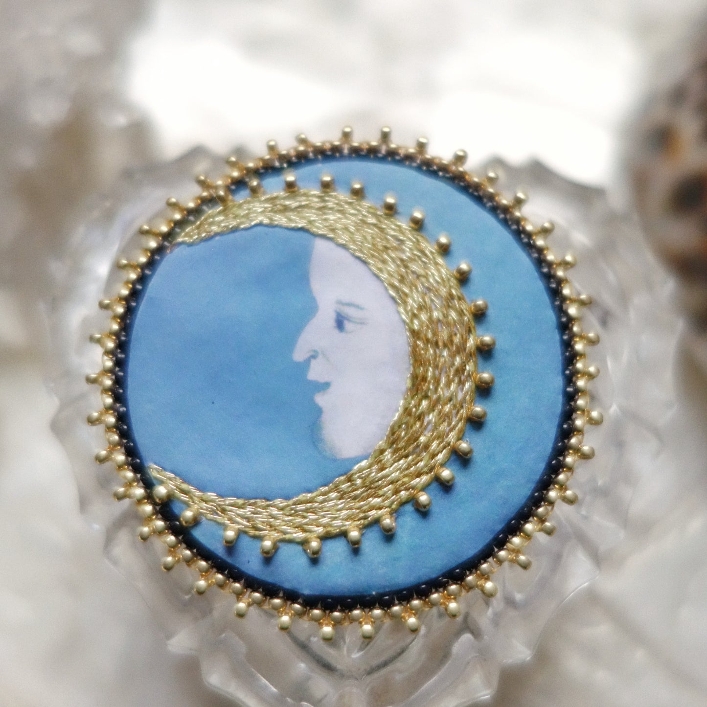 Broche lune visage