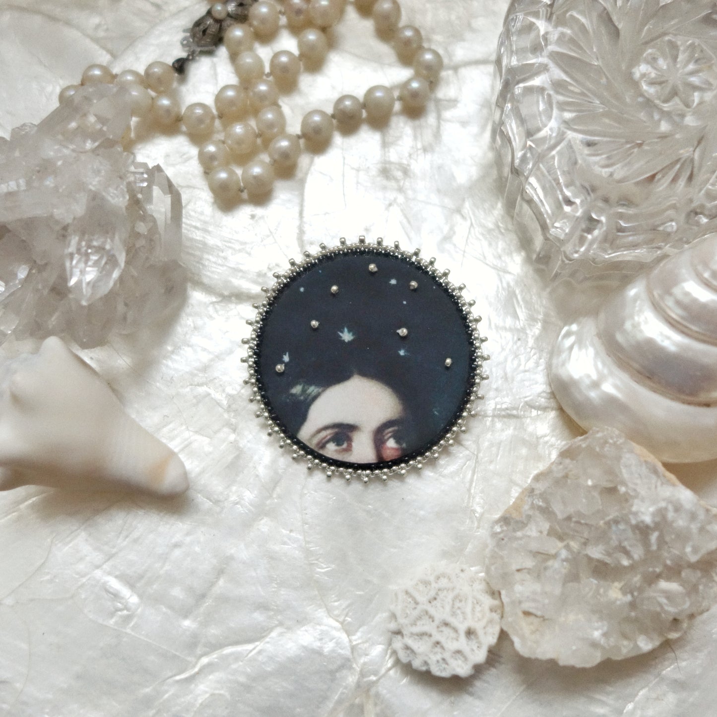 Broche yeux et ciel étoilé