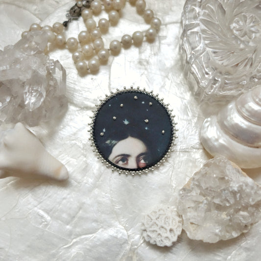 Broche yeux et ciel étoilé