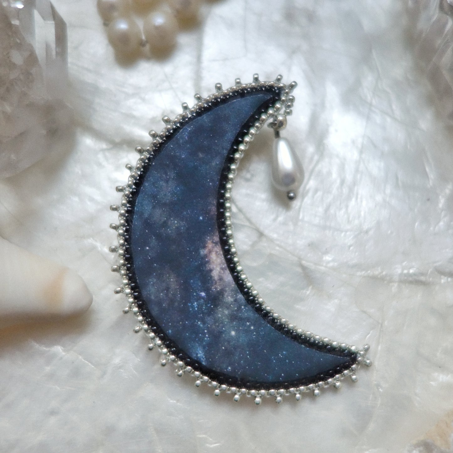 Broche lune ciel étoilé