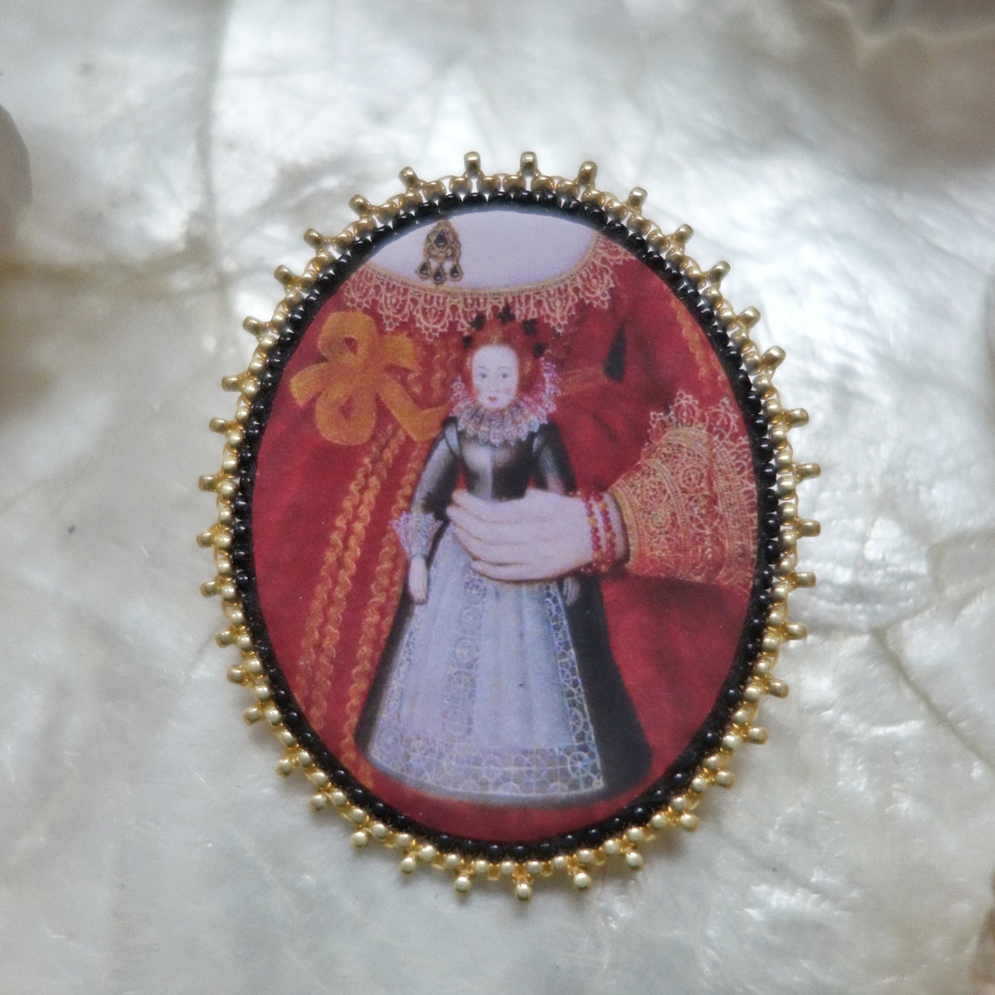 Broche poupée