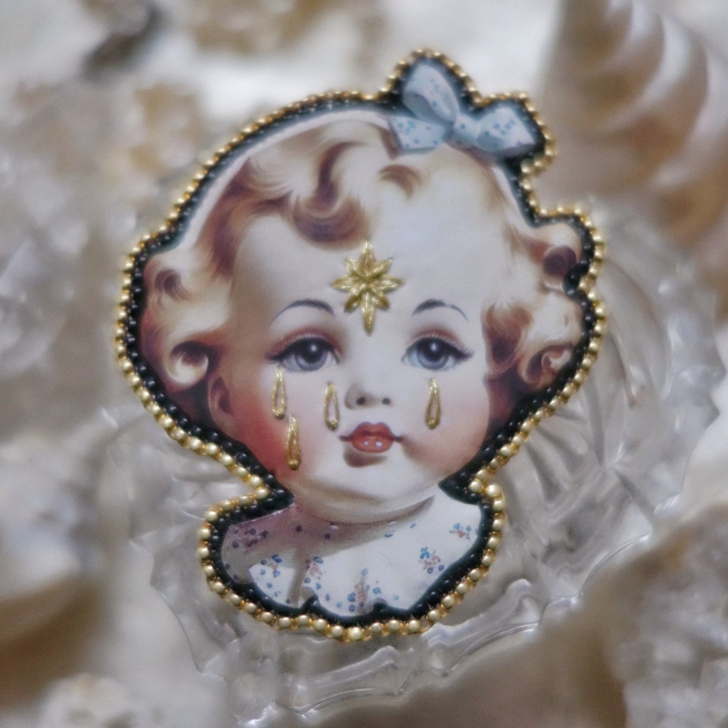 Broche tête de poupée