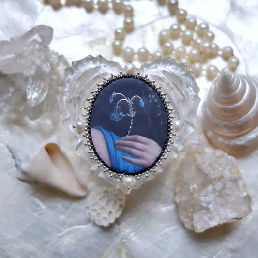 Broche main et fleurs