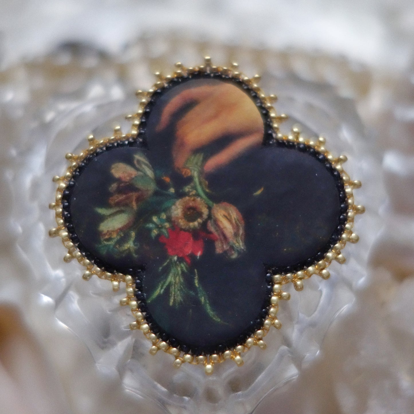 Broche main et fleurs