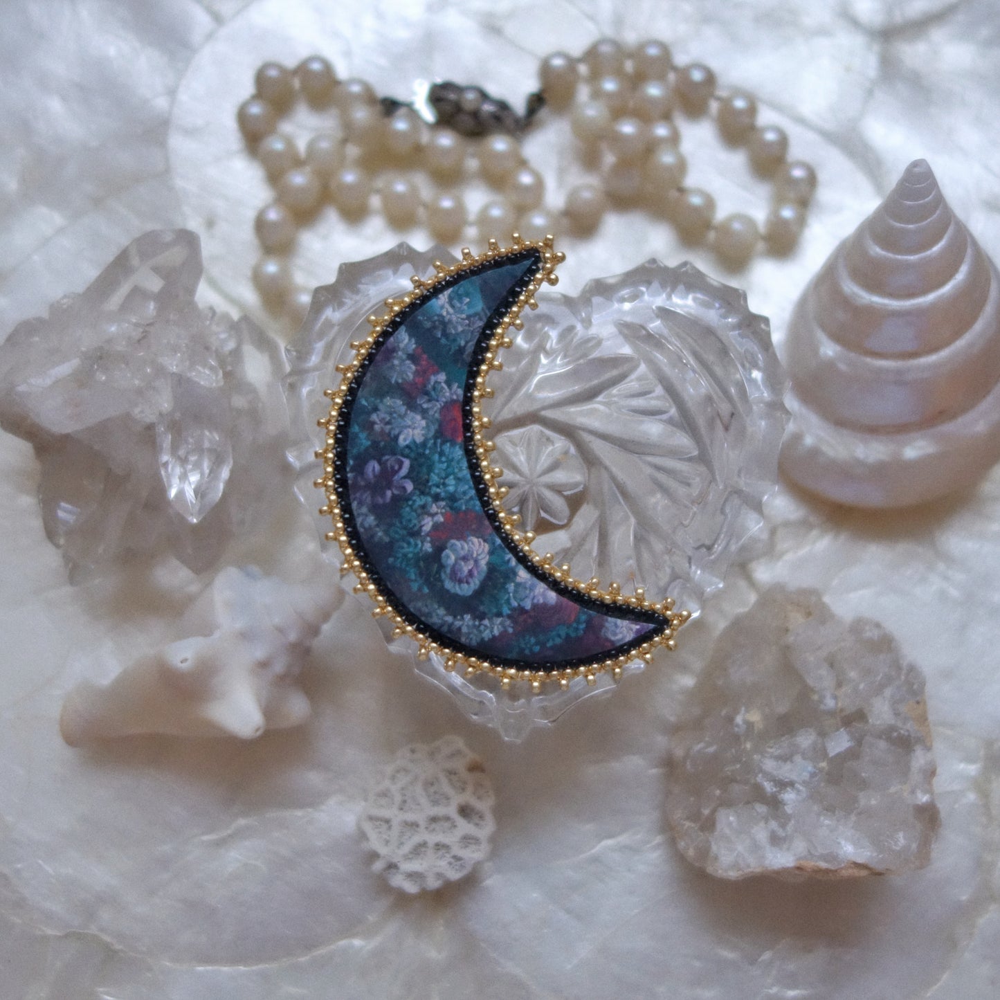 Broche lune fleurie