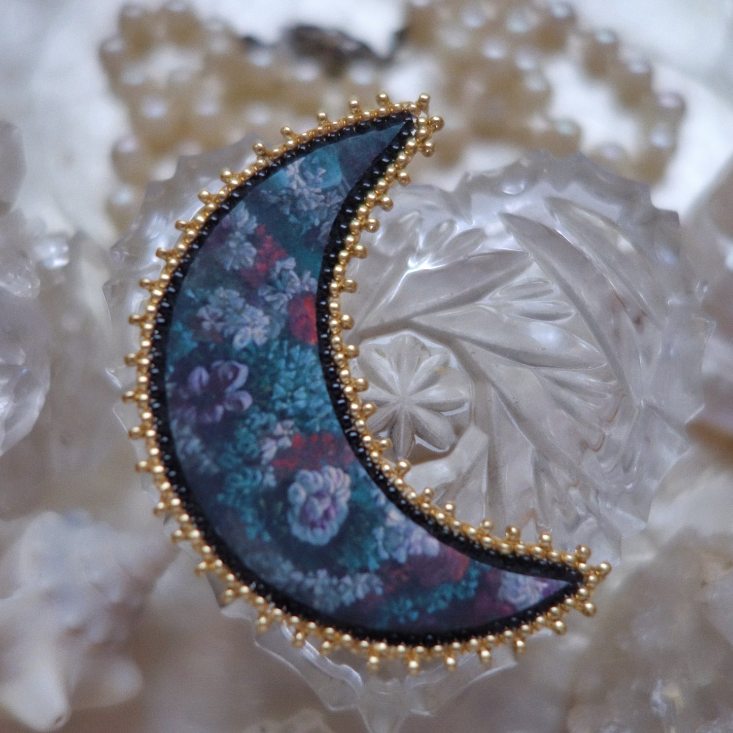 Broche lune fleurie