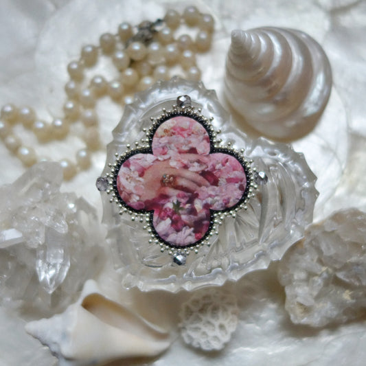 Broche main et fleurs