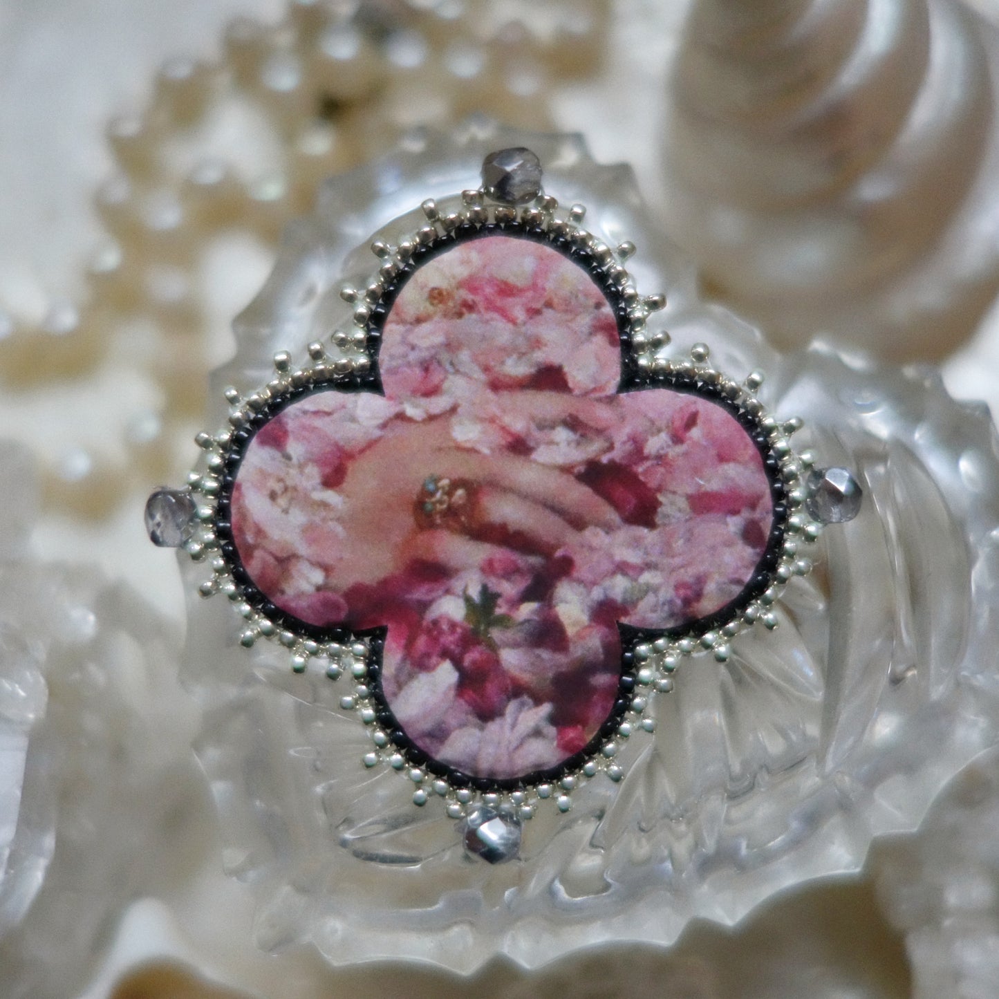 Broche main et fleurs