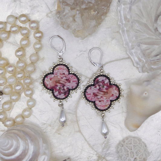 Boucles mains et fleurs