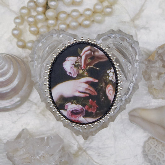 Broche mains et fleurs