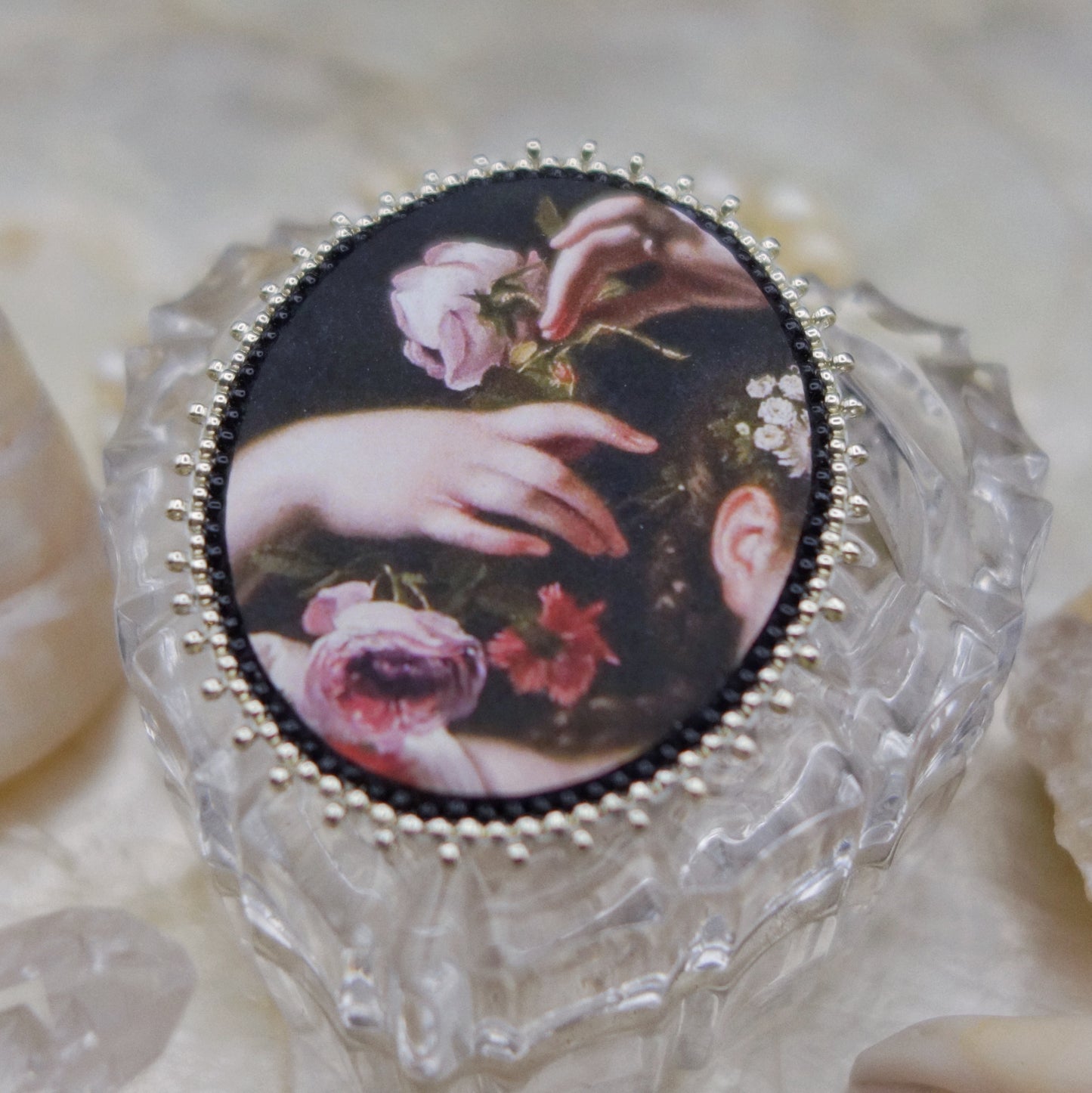 Broche mains et fleurs