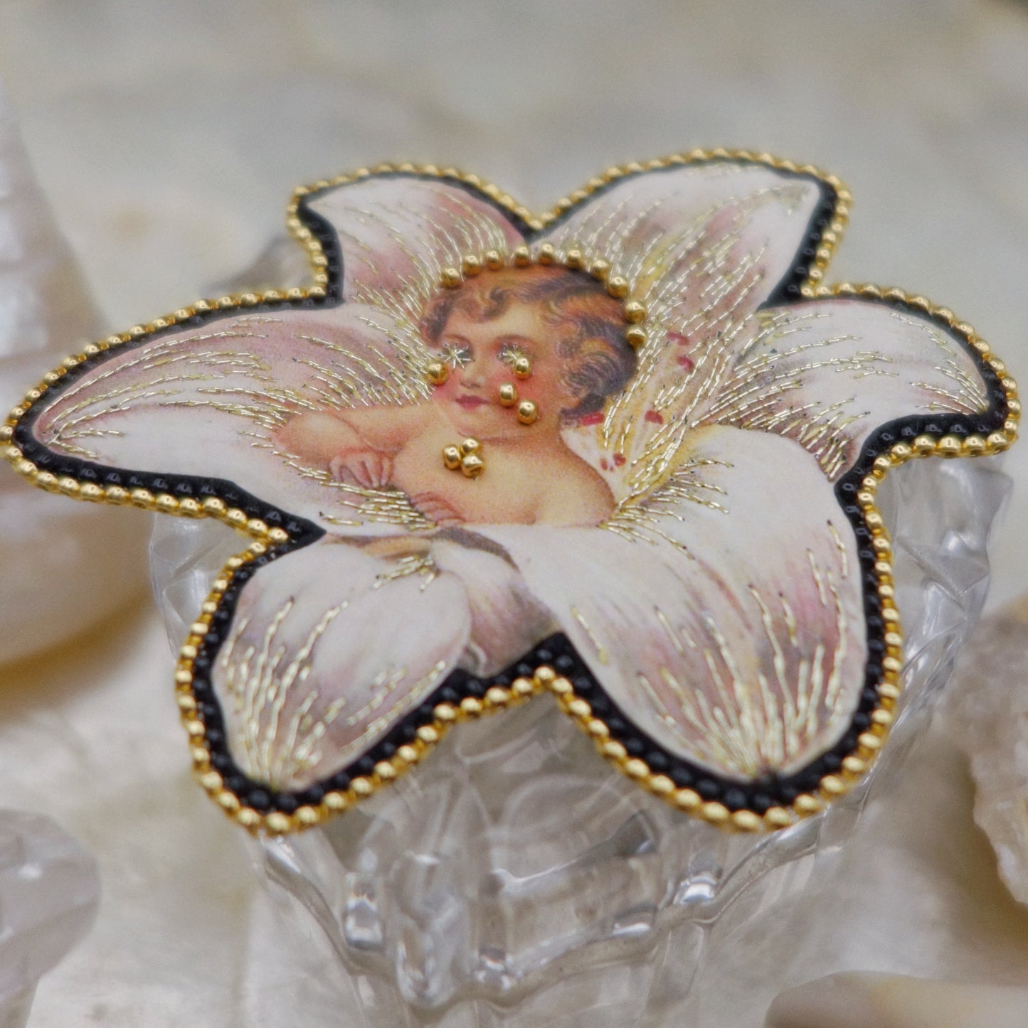 Broche enfant dans une fleur