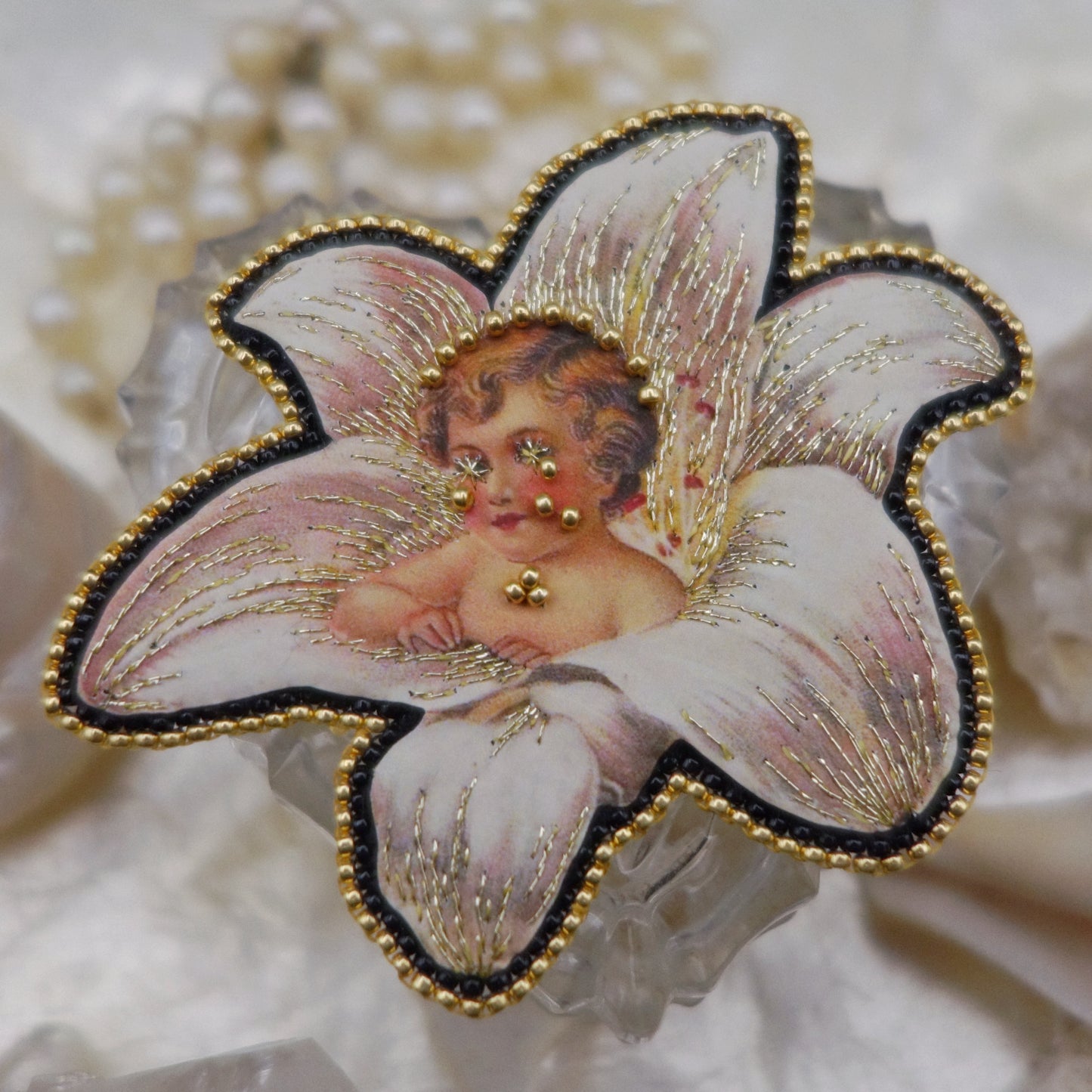 Broche enfant dans une fleur