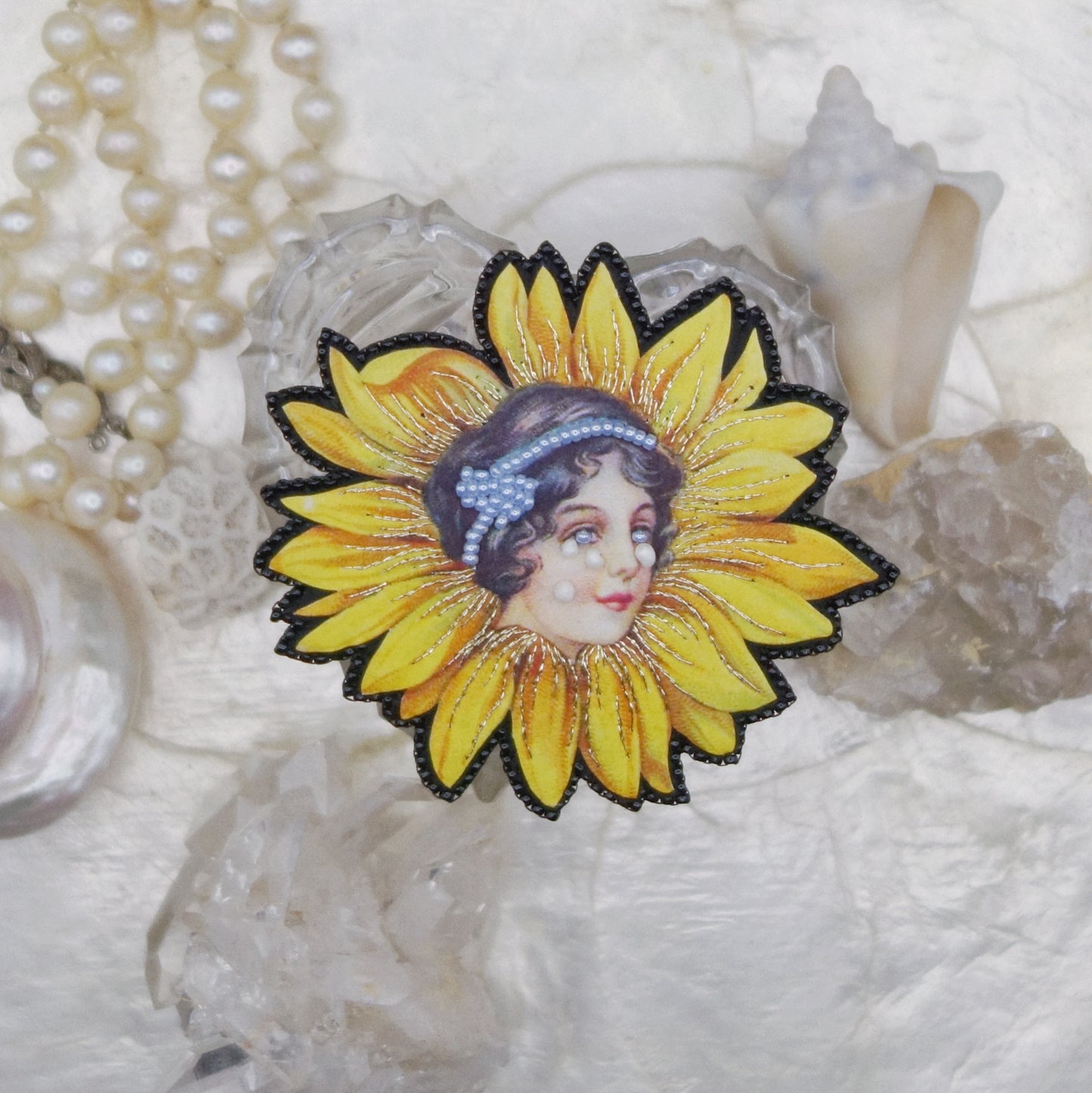 Broche visage fleuri