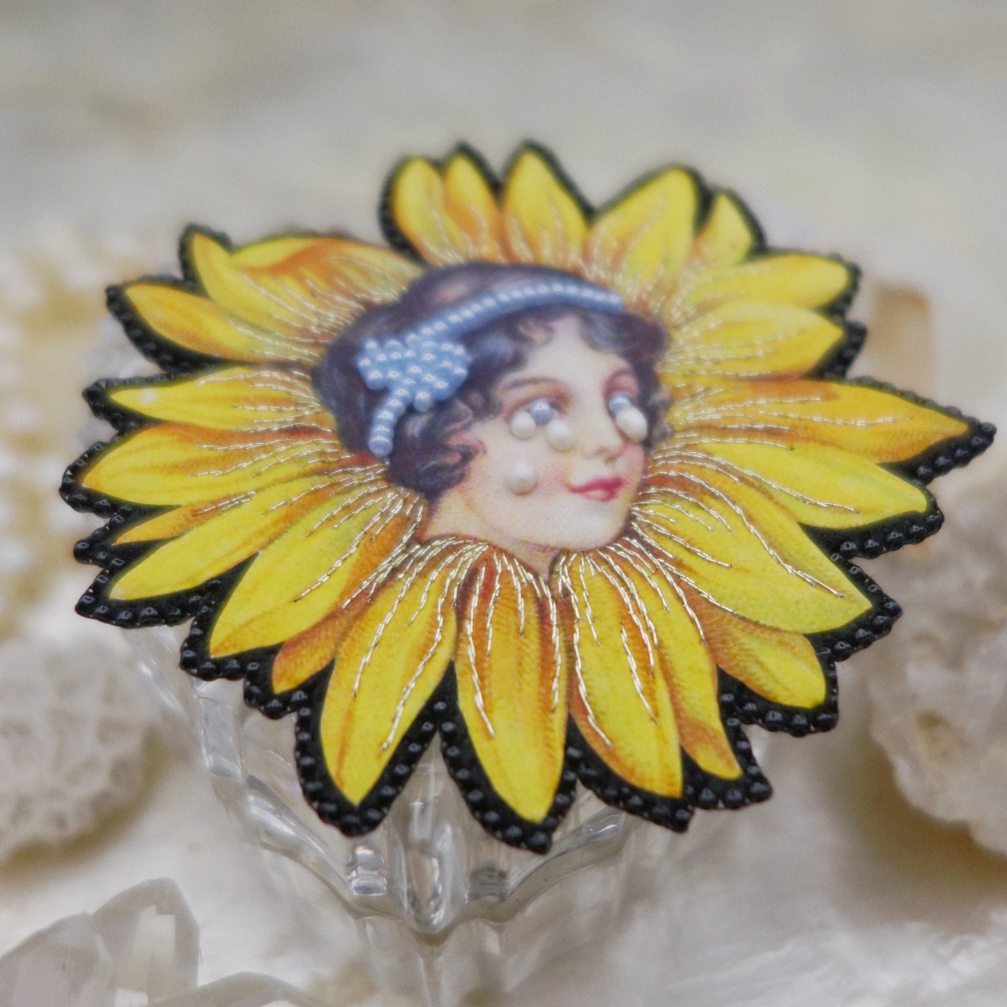 Broche visage fleuri