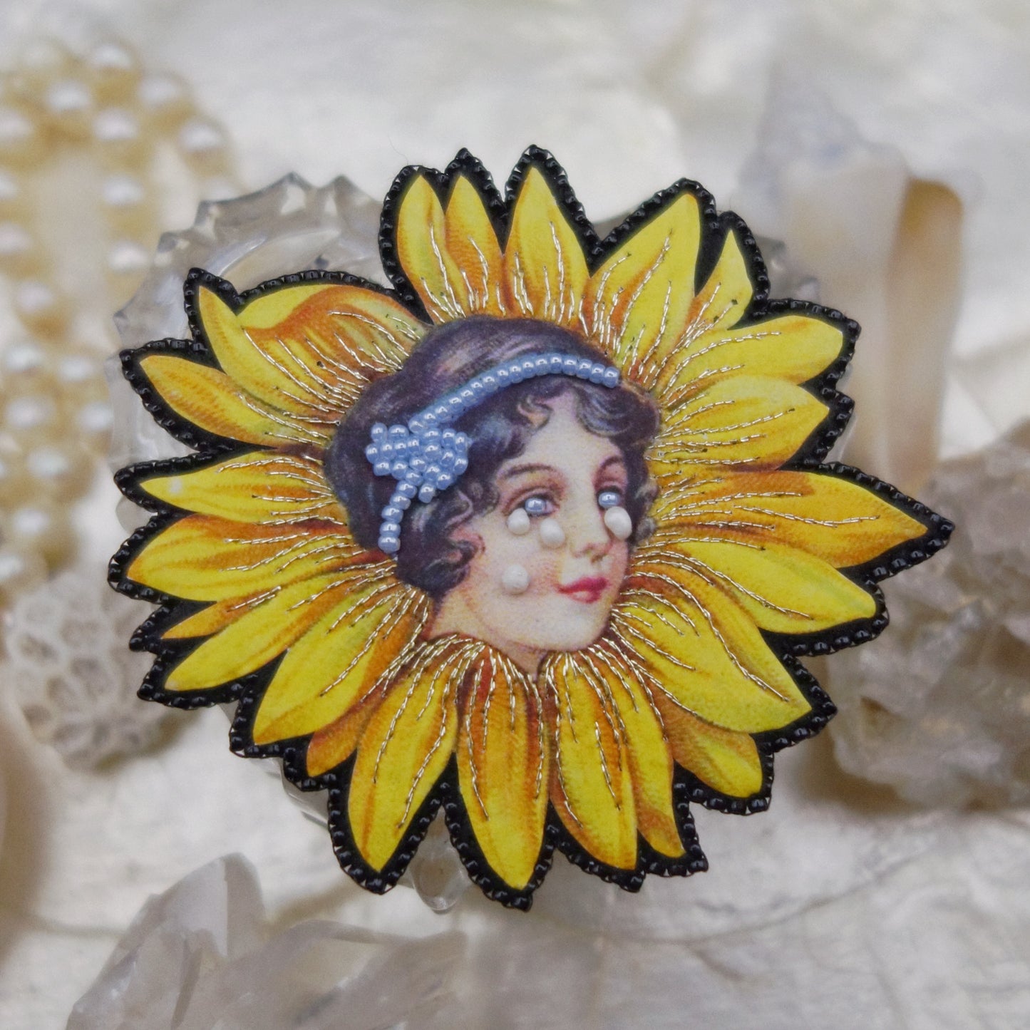 Broche visage fleuri