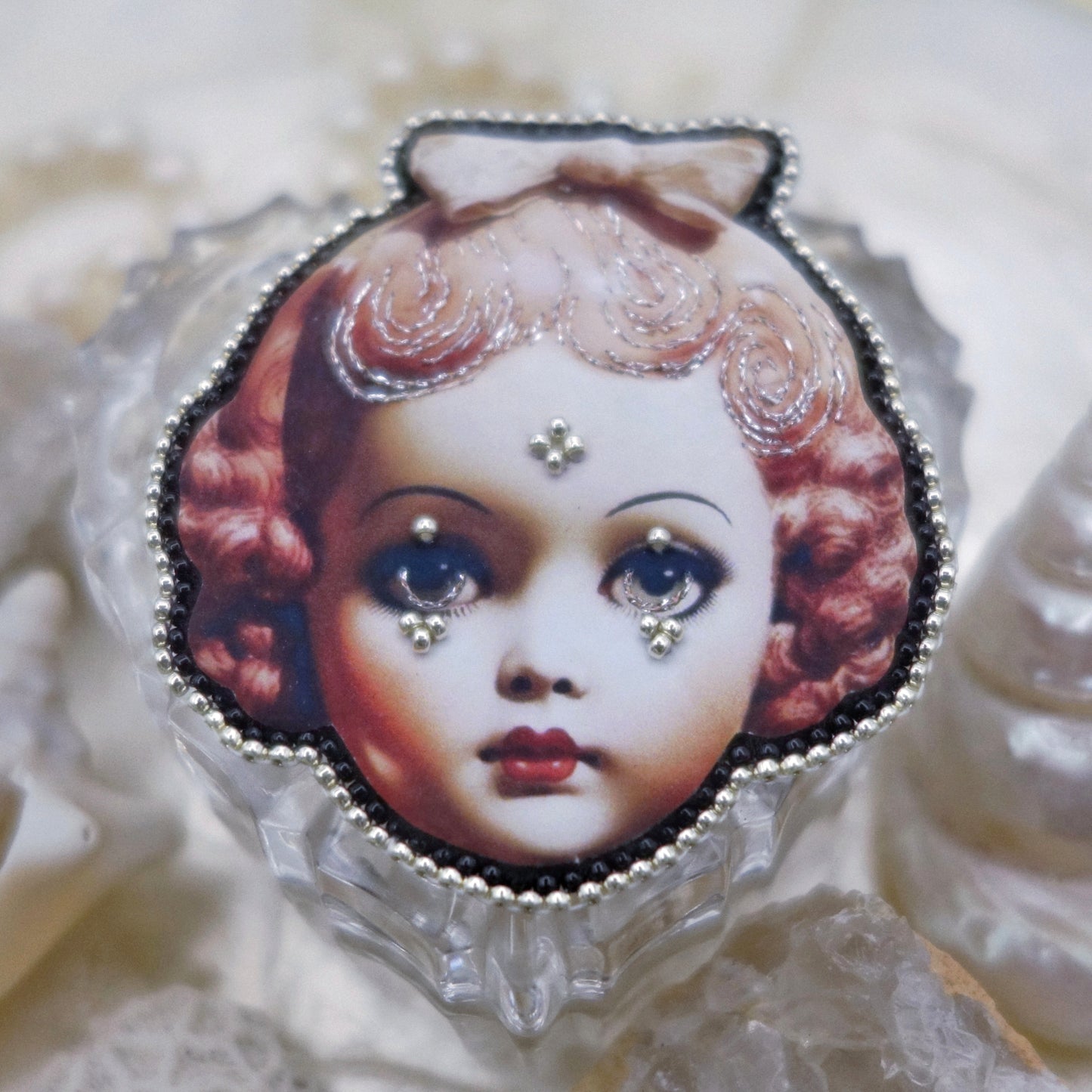 Broche tête de poupée