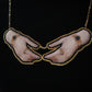 Collier soleil et mains