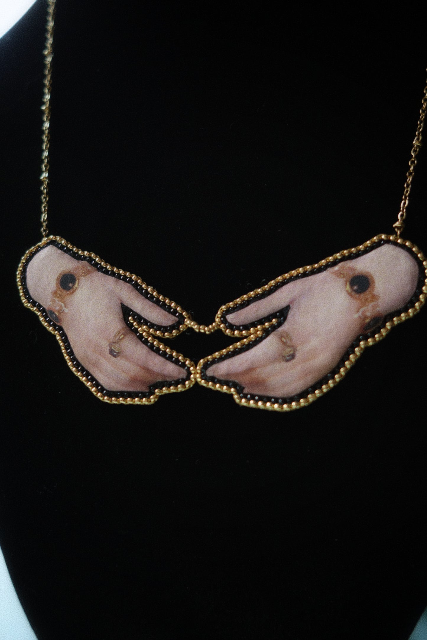 Collier soleil et mains