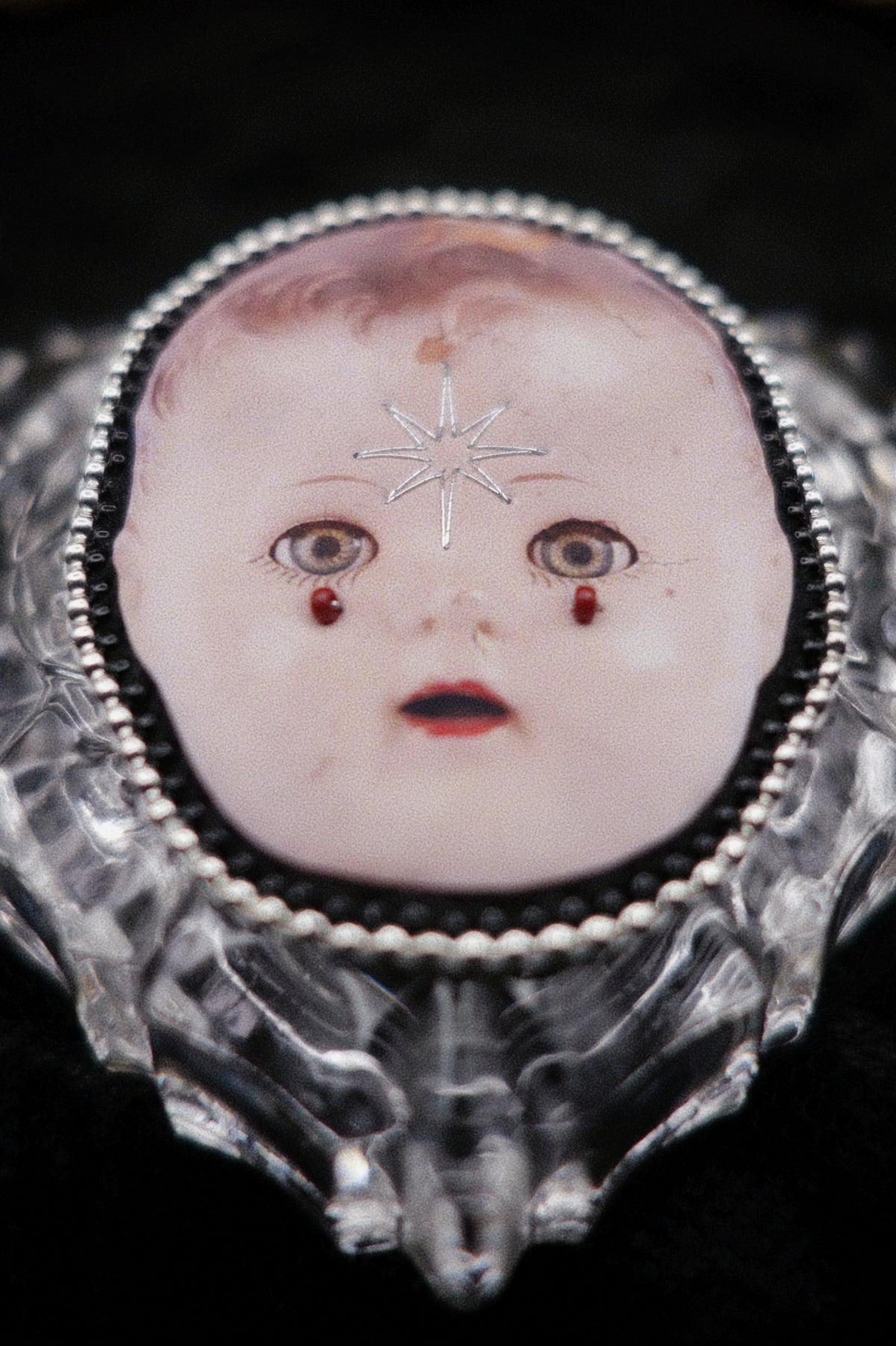 Broche tête de poupée