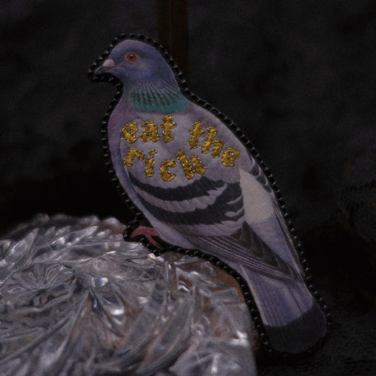 Broche pigeon "eat the rich"