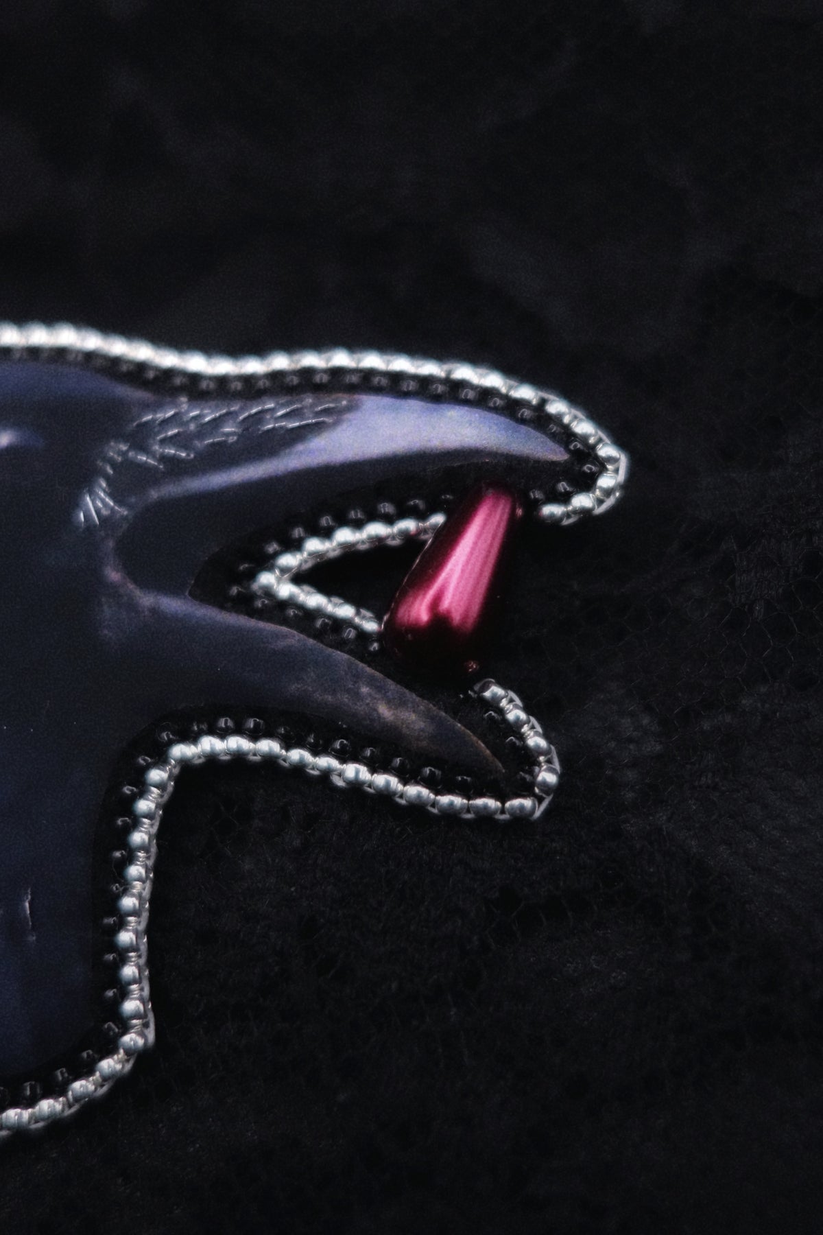 Broche corbeau