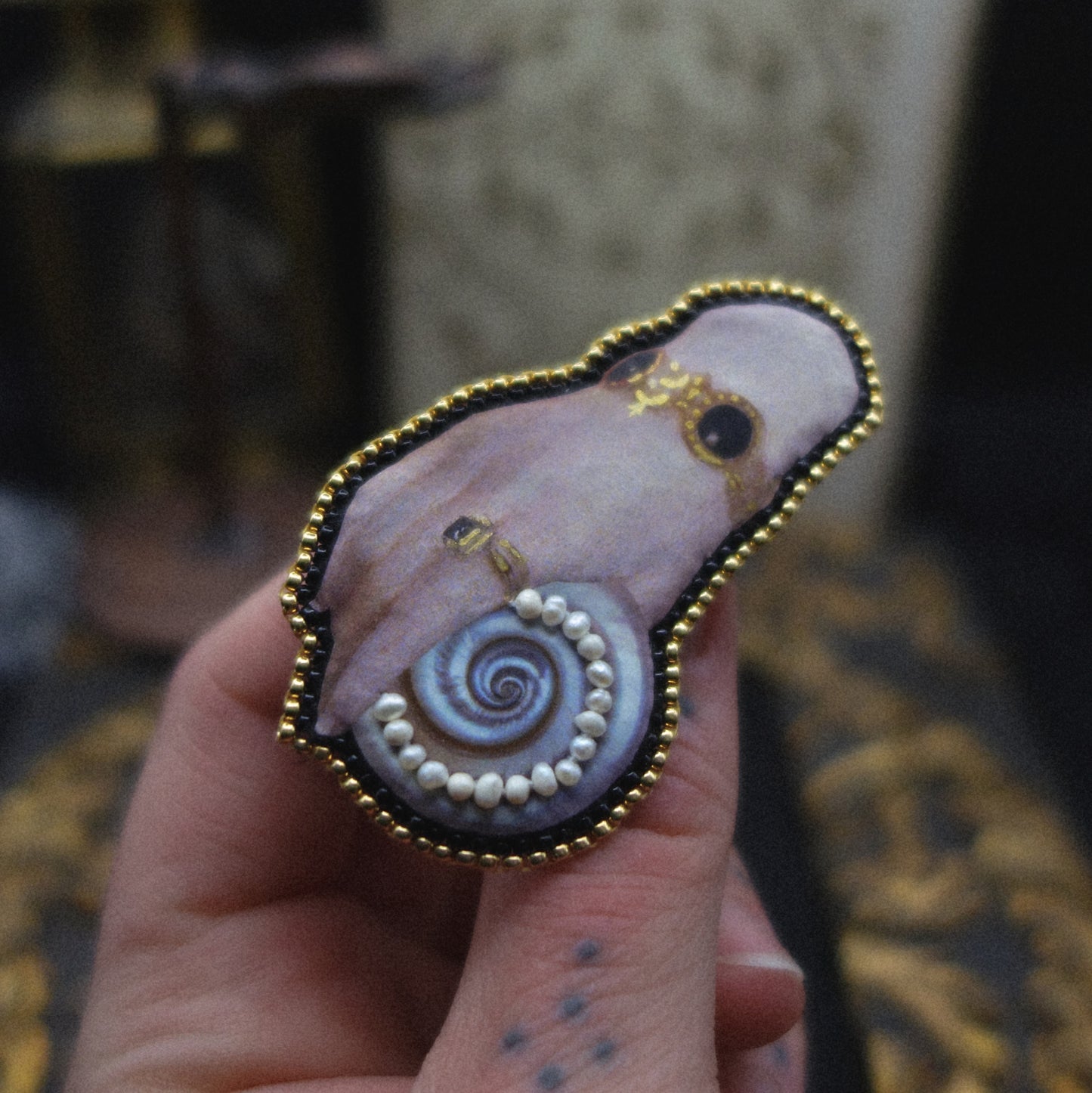 Broche main et coquillage