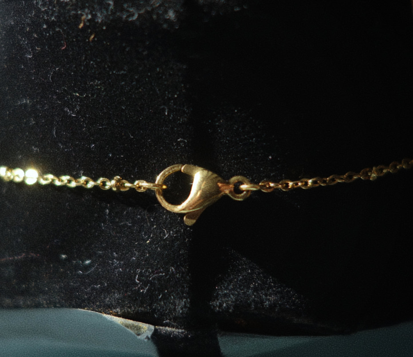 Collier soleil et mains