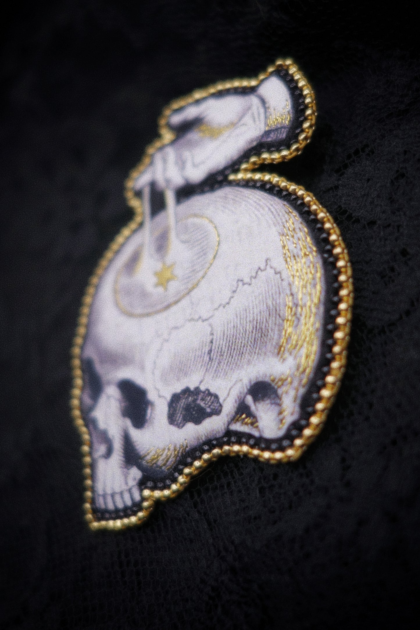 Broche memento mori