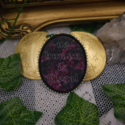 Broche "no human is illegal"